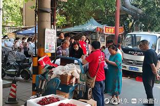 正印后卫只剩2人！拜仁连换3人，场上后卫只剩于帕和德里赫特